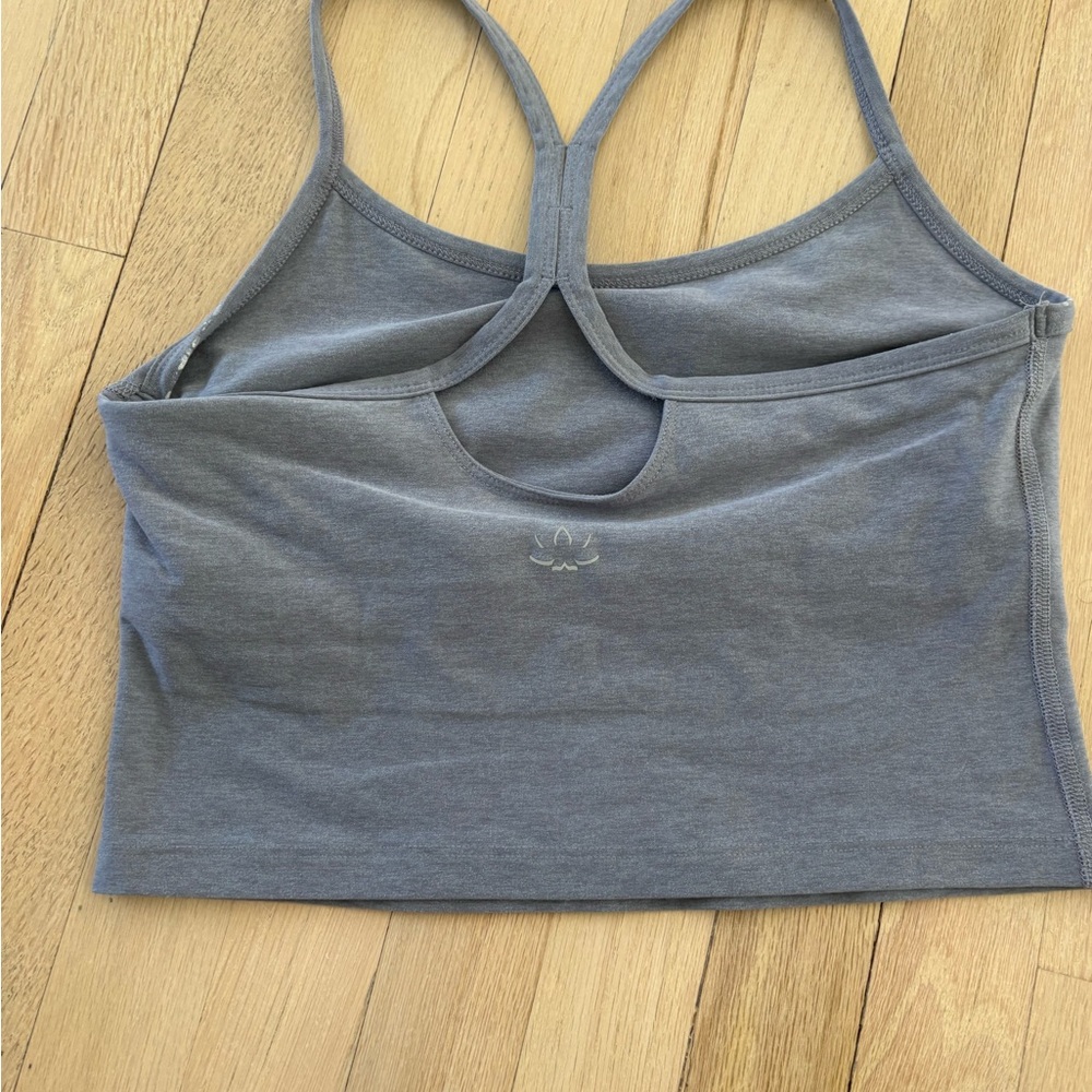 Beyond Yoga 3 Piece Cloud Grey Heather Activewear Set - Top, Shorts & Leggings - Picture 9 of 10